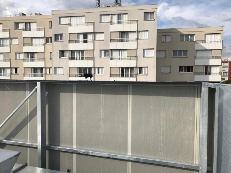Ecrans acoustiques en toiture d’une école